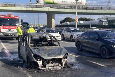 Zeytinburnu sahil yolunda otomobil alev alev yandı
