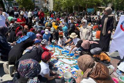 2 bin 200 öğrenci sanat festivalinde 50 metrelik dev brandayı boyadı