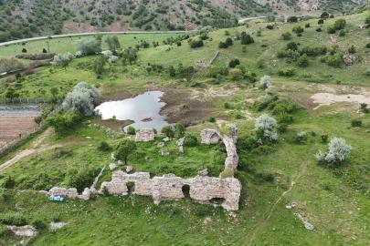 8 asırlık kervansaray zamana direniyor