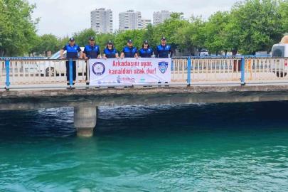 Adana’da polis kağıt oyununa ara verdirip, boğulma bilgilendirmesi yaptı