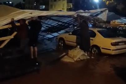 Adana’da sağanak yağış yolları göle çevirdi