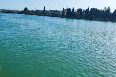 Adana’da serinlemek için girdiği nehirde kaybolan genç hastaneye kaldırıldı