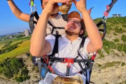 Adana’da yamaç paraşütünde şırdan keyfi: "Adanalı havada da yer"