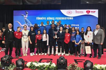 Afyonkarahisar’lı sporcular Kars’ta ki güreş şampiyonasından madalyalarla döndü