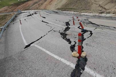 Ahlat-Malazgirt yolunda korkutan kayma