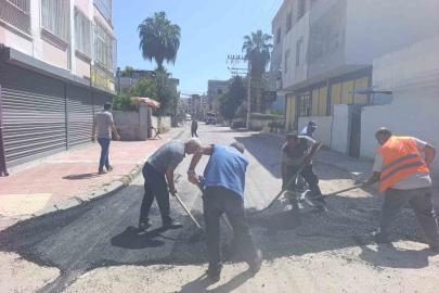 Akdeniz’de asfalt yama çalışmaları devam ediyor