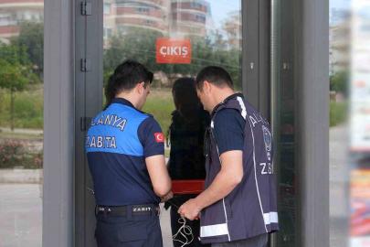 Alanya’da tüketim tarihi geçmiş ürün satan zincir market mühürlendi