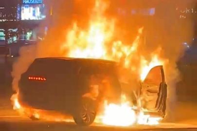 Alev topuna dönen elektrikli SUV yangın battaniyesi kullanılarak söndürüldü