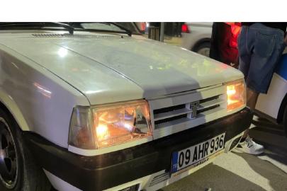 Alkol alıp şampiyonluk kutlamasına çıktı,  park halindeki 2 otomobile çarpıp kaçtı