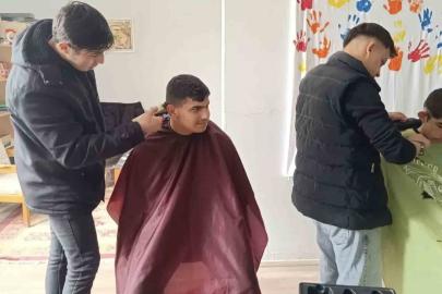 Altıntaş’ta özel eğitim öğrencilerinin saç bakımlarını kuaför öğrenciler yaptı