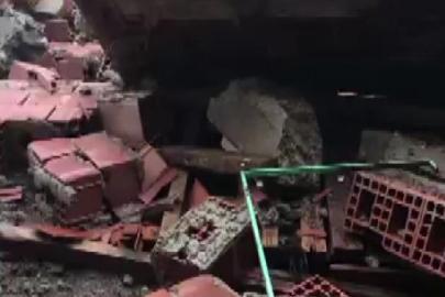 Amasya’da ahır yıkıldı, kadın çiftçi hayvanlarını kurtardı