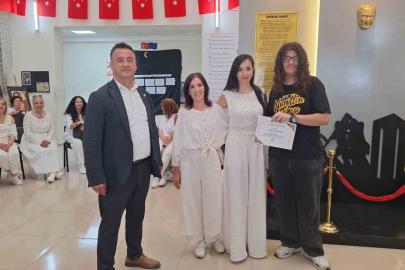 Anneanne, kızı ve torunu motivasyon etkinliğinde sahneye çıktı