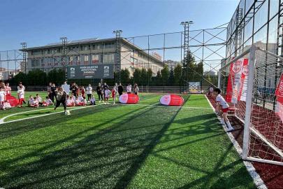 Anneler Günü’nde çocuklarına penaltı attılar