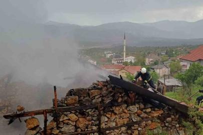 Antalya’da 110 yıllık düğmeli ev yangında küle döndü