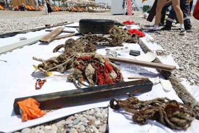 Antalya’da 4 etaptan oluşan deniz dibi temizliğinde yaklaşık 20 ton atık çıkartıldı