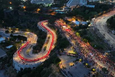 Antalya’da 400 metrelik Türk bayrağıyla fener alayı