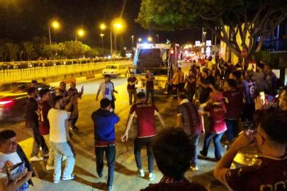 Antalya’da bordo-mavili taraftarlardan kupa coşkusu