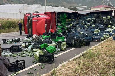 Antalya’da sebze yüklü kamyon ile motosiklet çarpıştı: 3 yaralı