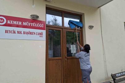Antalya’nın Kemer ilçesinde  bayram öncesi camilerde temizlik seferberliği