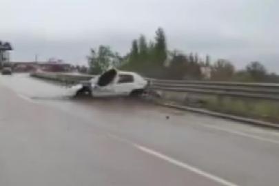 Araçları yavaşlatmak isterken feci kazayı saniye saniye görüntüledi