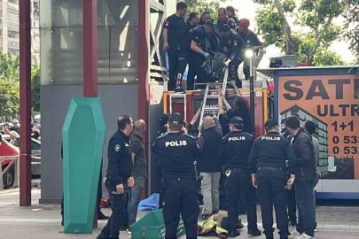 Asansör boşluğunda sıkışan genç hayatını kaybetti