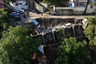 Aşırı yağışla birlikte çöken yol 5 aracı yuttu