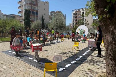 Atıklardan araç yaptılar, trafiği uygulamalı öğrendiler