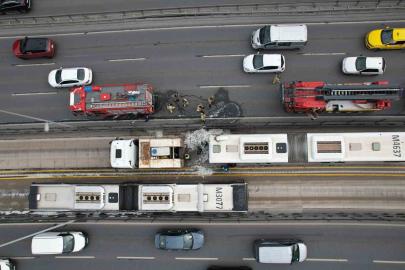 Avcılar’da metrobüste yangın: Dumanlar yükseldi, yolcular tahliye edildi