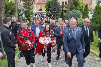 Avrupa şampiyonu milli güreşçi, memleketinde davul zurnayla karşılandı