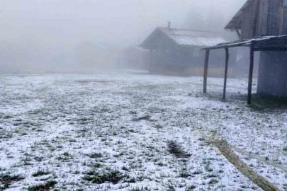 Bahar beklenirken kış geldi, yüksek kesimler beyaz örtüyle kaplandı
