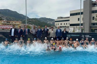Bakan Aşkın’dan Marmarisli genç yüzücülere 19 Mayıs hediyesi