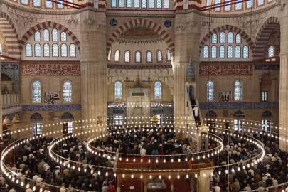 Bakan Güler Selimiye Camii’nde vatandaşlarla bayramlaştı