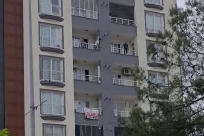 Balkondan kendini sarkıttı, ekipler harekete geçti