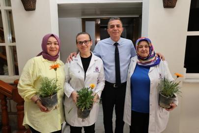 Başkan Şimşek çalışan anneleri çiçekle sevindirdi