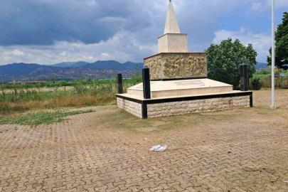 Başkan Yıldırımkaya, şehitliği kirletenlere tepki gösterdi