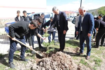 Bayburt’ta öğrenciler fidanları toprakla buluşturdu