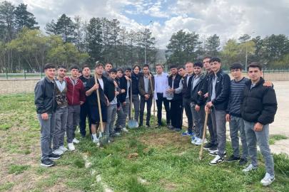 Bayburt’ta öğrenciler okul bahçelerini fidanlarla yeşillendirdi