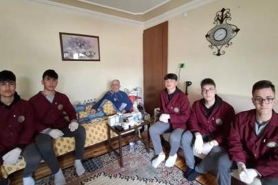 Bayburt’ta öğrenciler yaşlı vatandaşın ev işlerine destek oldu