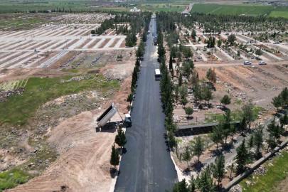 Bayram öncesi yeni asri aile mezarlıktaki yollar yenilendi