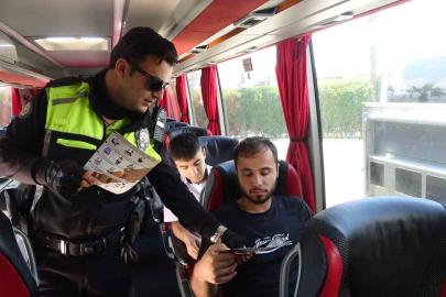 Bayram yolculuğuna çıkan vatandaşlar emniyet kemeri takılması konusunda bilgilendirildi
