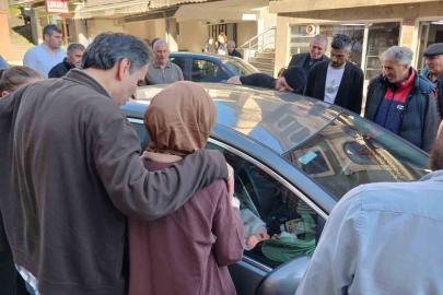 Bebek arabada kilitli kaldı; genç anne büyük korku yaşadı