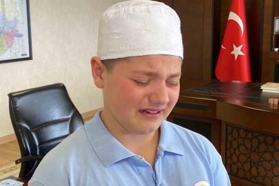 Birlikte hafız olduğu annesine gözyaşlarıyla teşekkür etti