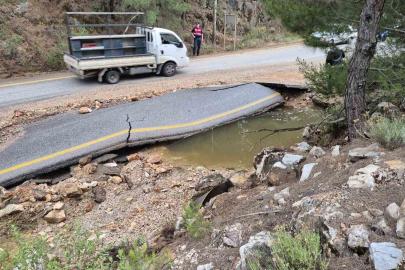 Bodrum’da ana isale hattı patladı, yol dereye döndü