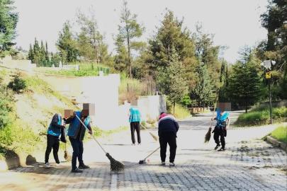 Boyabat’ta yükümlüler mezarlıkları bayrama hazırladı