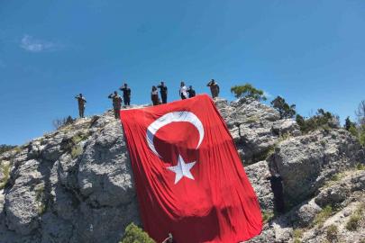 Burdur’da jandarmadan 54 metrekarelik dev Türk bayrağı