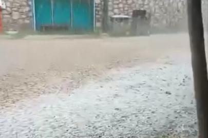 Bursa’da ceviz büyüklüğünde dolu yağdı...Camlar kırılma noktasına geldi