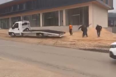 Bursa’da sopalı kavga: Çekici sürücüsü aracı esnafın üzerine sürdü