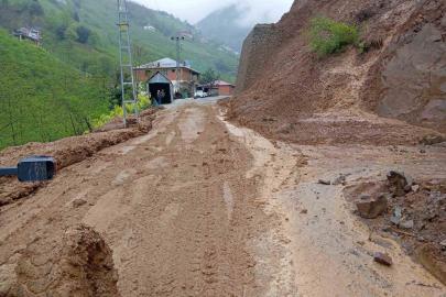 Büyükşehir, heyelanın kapattığı yolları yeniden ulaşıma açtı
