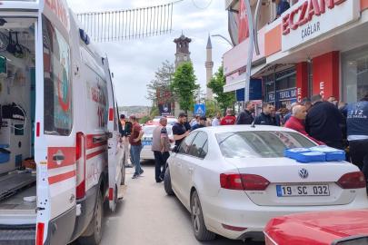 Caddede karşılaştığı husumetlisini bıçakladı