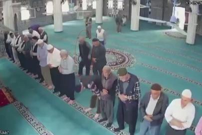 Camide namaz kıldığı sırada kalp krizi geçiren yaşlı adam, imamın kalp masajıyla hayata döndü